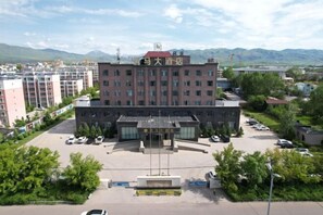 Un hôtel doté d’une cour intérieure, de nombreux espaces de stationnement et situé dans un cadre montagneux.