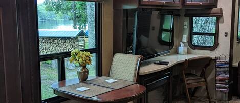 1 slaapkamer, een kluis op de kamer, een bureau, gratis wifi