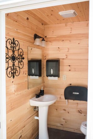 Shower - GlampKnox Canvas Campground - Clare (Knoxville)