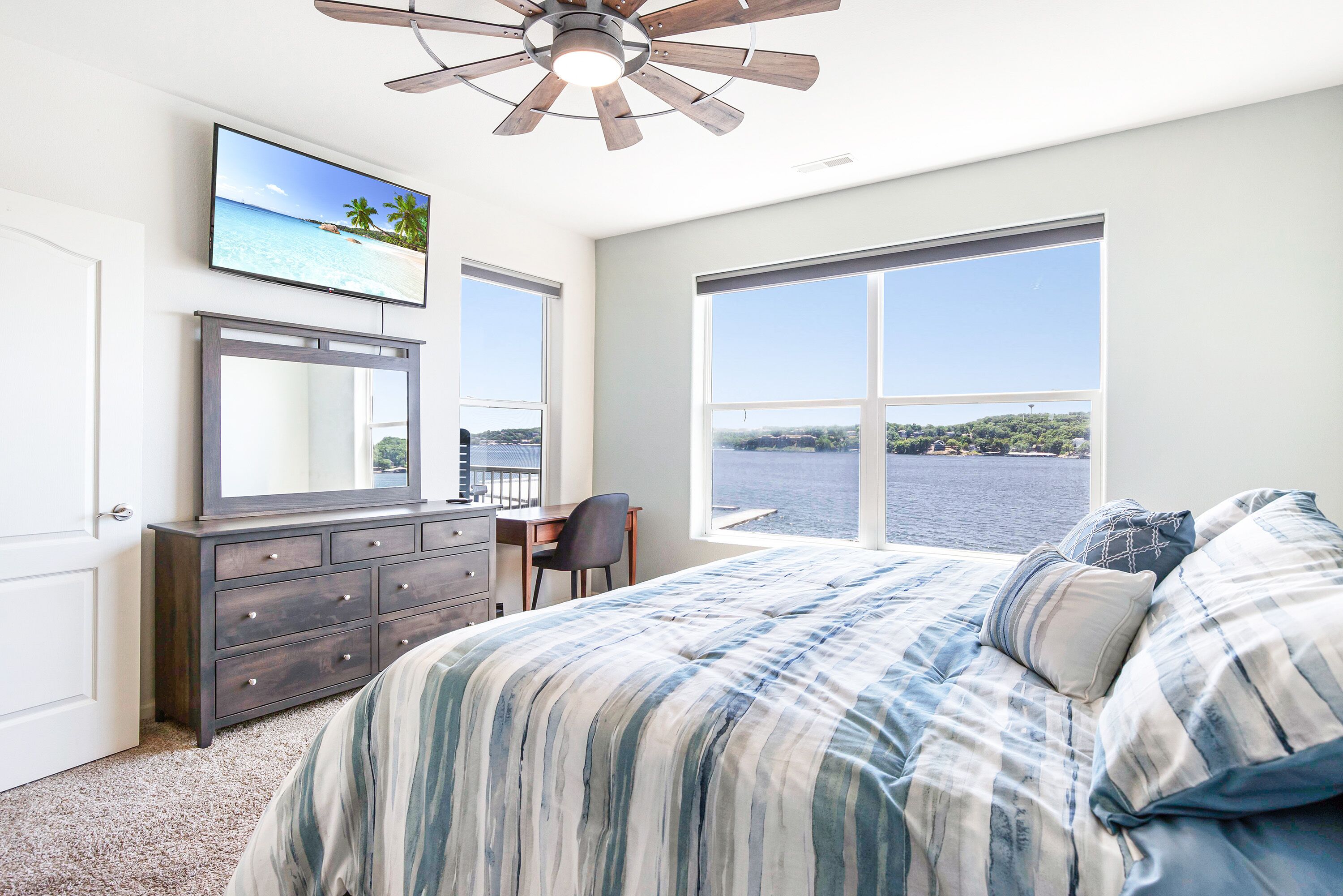 Island Life! Amazing Balcony-Views-Pool and Patio