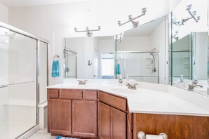 Ensemble baignoire-douche, séchoir à cheveux, serviettes fournies