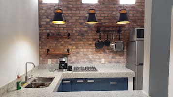 Villa superior | Cocina privada | Refrigerador con congelador, microondas, horno y parrilla de estufa