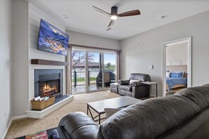 Smart TV - Steps to Water, Serene View, Updated Condo Family Fun w/ 3 Pools in Camdenton (Camdenton)