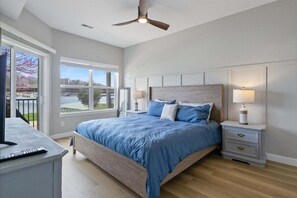 2 bedrooms, free WiFi, bed sheets - Steps to Water, Serene View, Updated Condo Family Fun w/ 3 Pools in Camdenton (Camdenton)