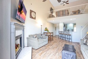 Smart TV - Amazing Views from Balcony, Loft & Gated Pool (Kaiser)