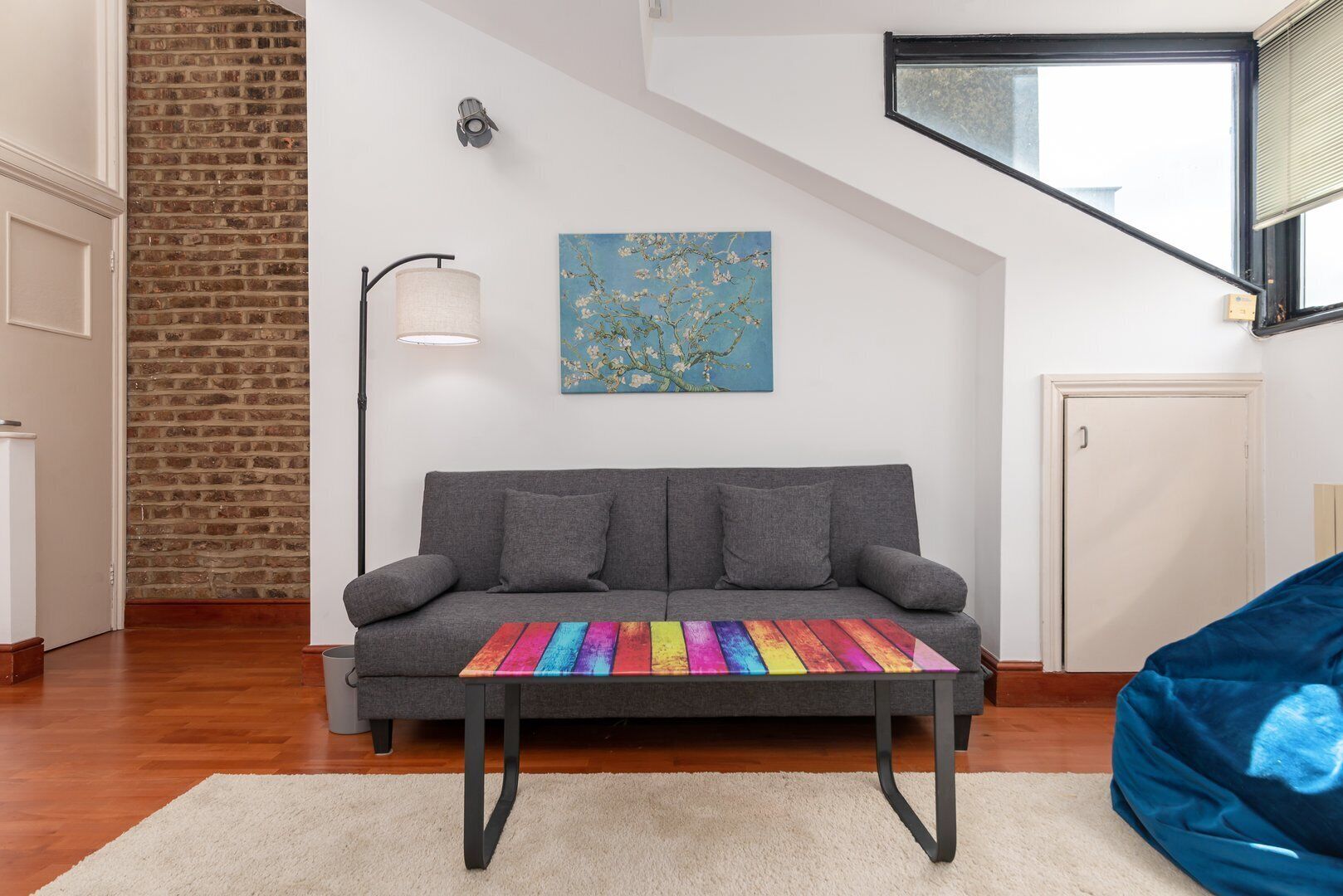 GuestReady - Sunny Top Floor Flat with views