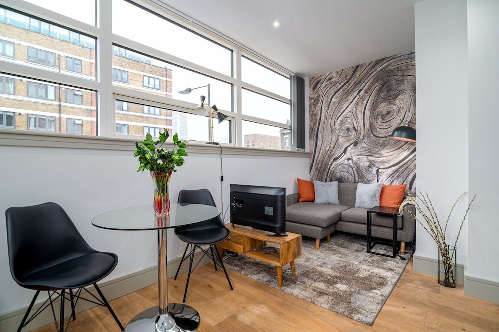 Heart of Whitechapel - A Stay Kindred Home w/ AC hosted by GuestReady