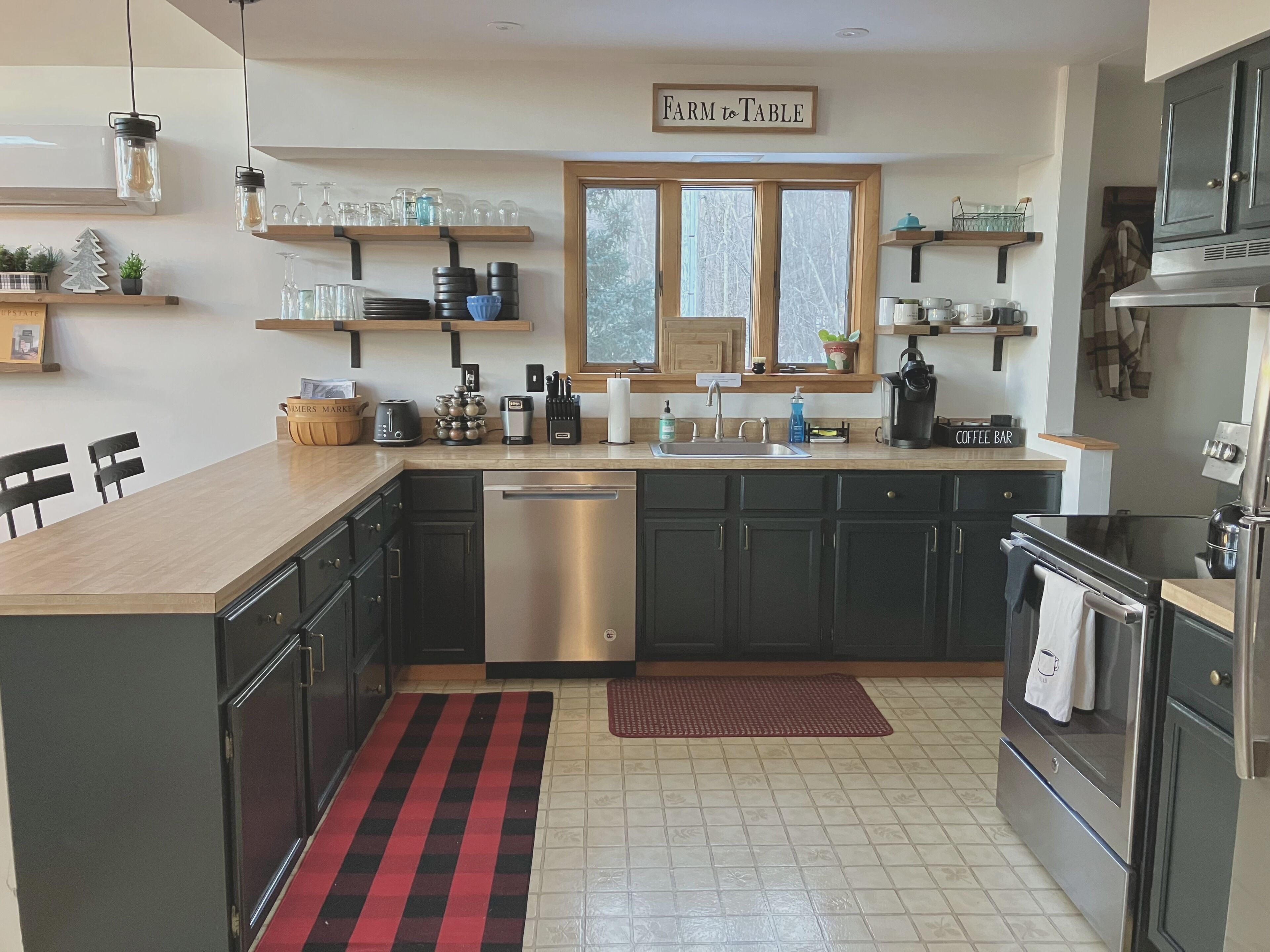 Spacious cabin w/grill, firepit & mountain views - close to hiking!