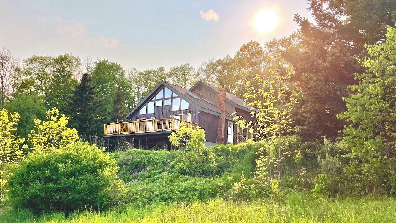 Spacious cabin w/grill, firepit & mountain views - close to hiking!