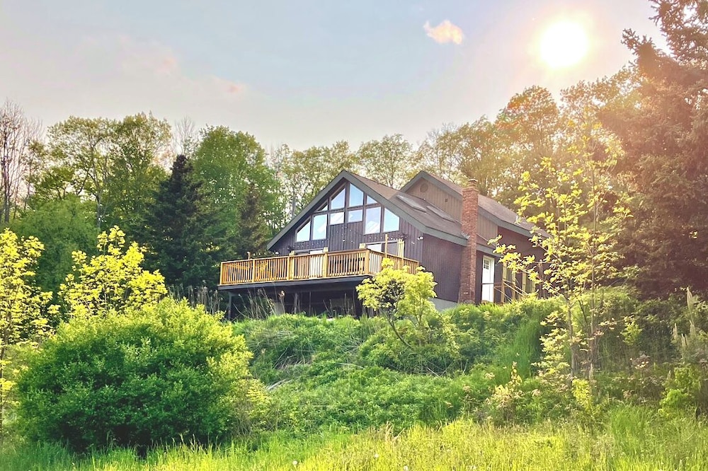 Spacious cabin w/grill, firepit & mountain views - close to hiking!