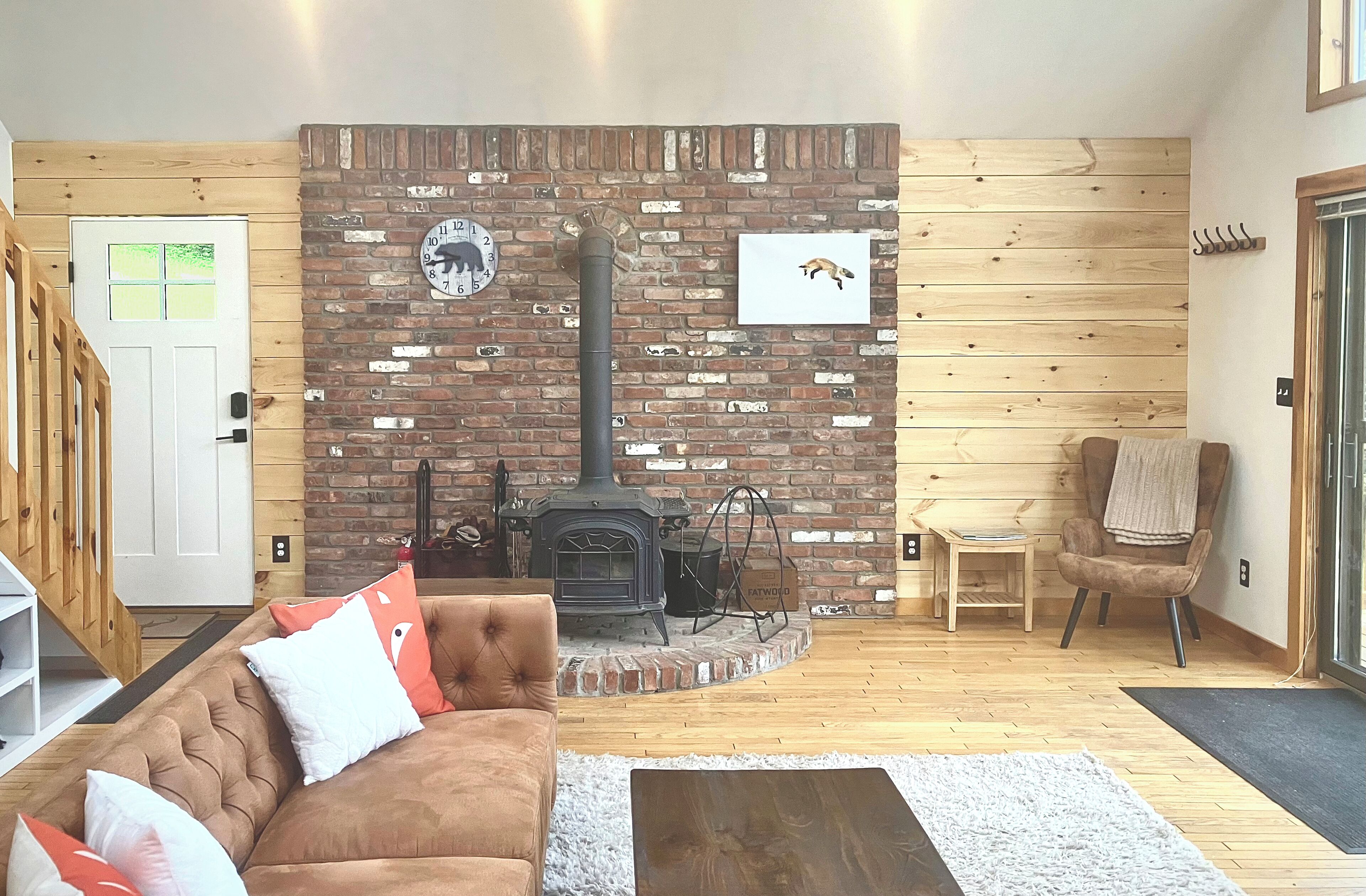 Spacious cabin w/grill, firepit & mountain views - close to hiking!