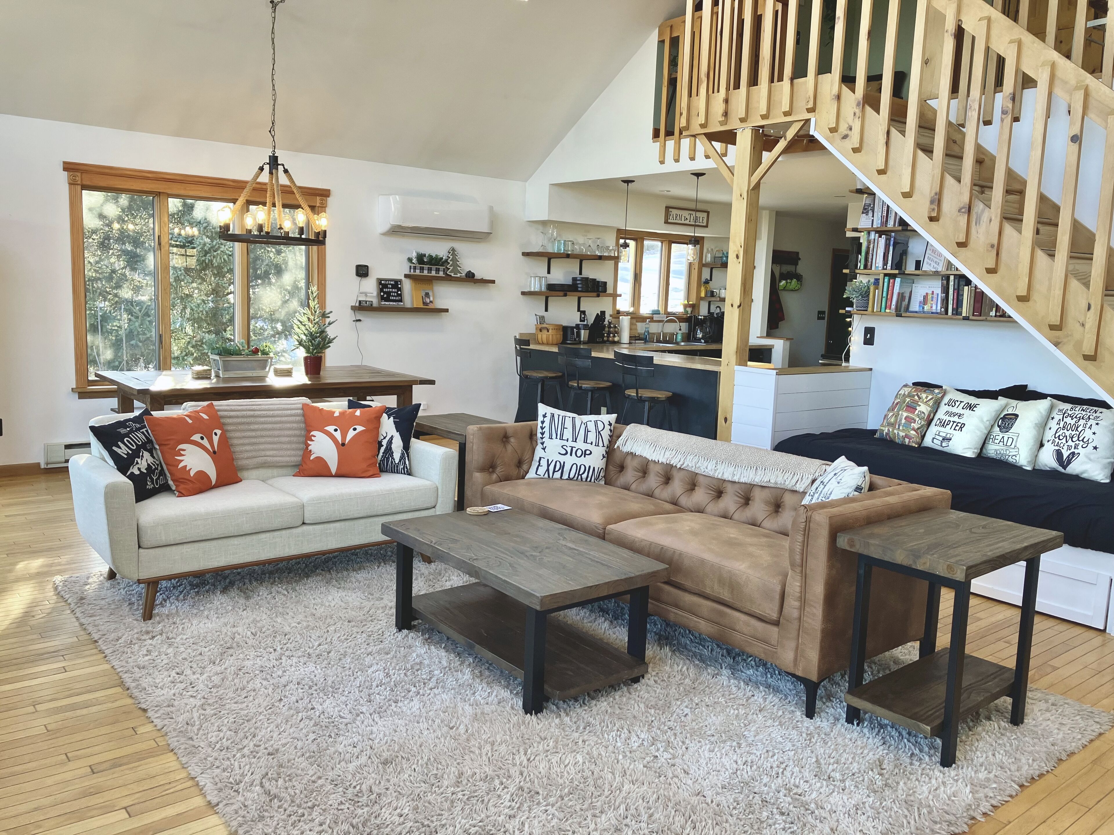 Spacious cabin w/grill, firepit & mountain views - close to hiking!