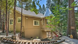 Una cabaña con balcón, una escalera y un letrero que dice "Apple's Chalet".