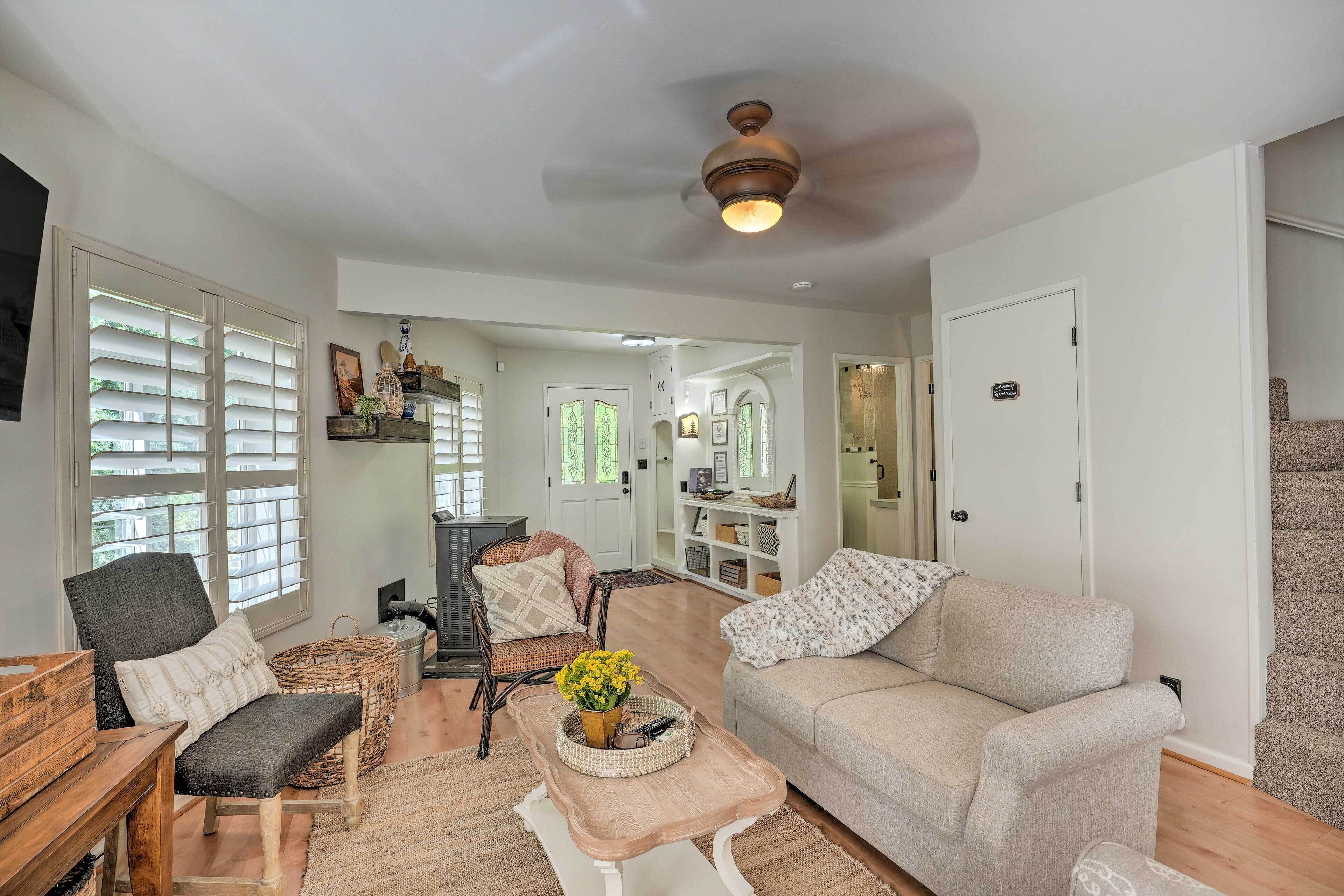 ‘Apple’s Chalet’ < 1 Mi to Jenkinson Lake!