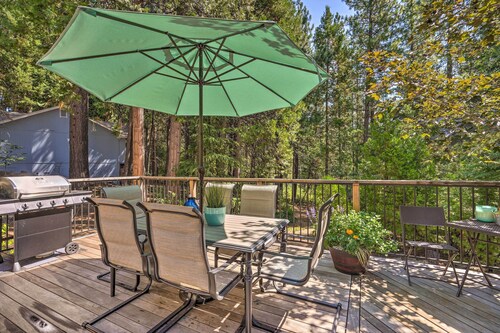 1 Mi to Jenkinson Lake: ‘Apple’s Chalet’ w/ Deck
