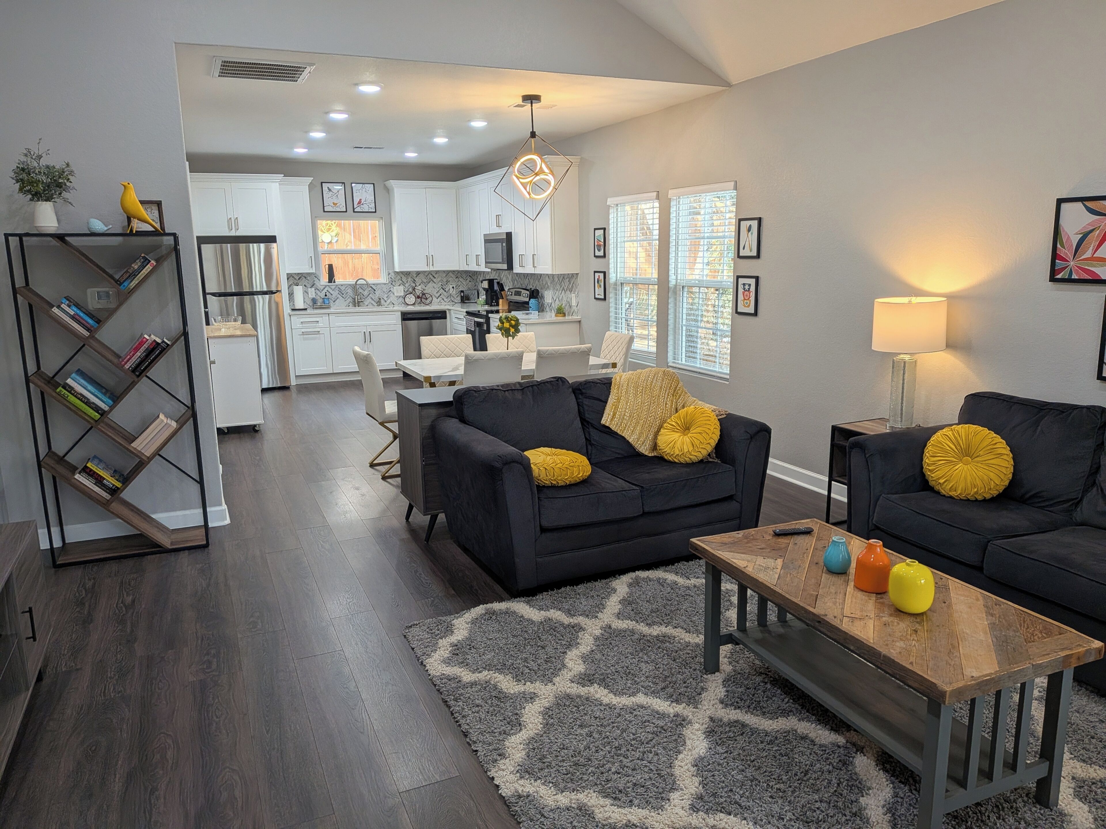 Smart TV, livros, aparelho de som, monitores de computador