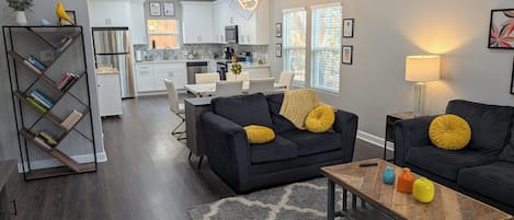 スマートテレビ、書庫、ステレオ、PC モニター