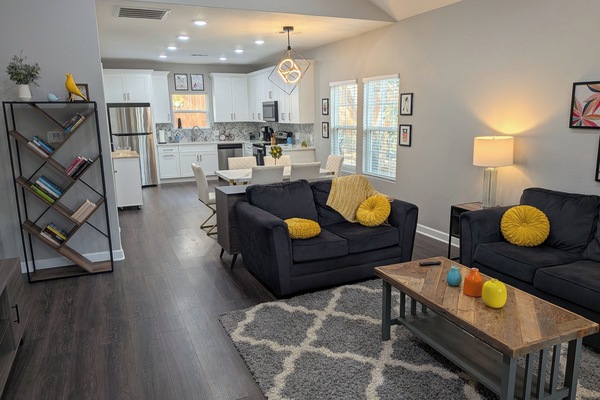 Smart TV, livros, aparelho de som, monitores de computador