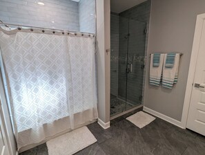 Haartrockner, Handtücher, Seife, Shampoo