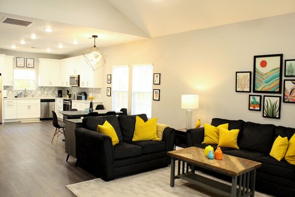 Smart TV, books, stereo, computer monitors - Cheerful 3BR/2BA House Minutes from Canyon Lake (Canyon Lake)