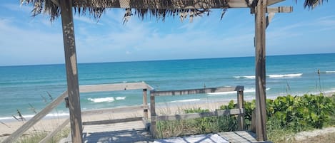 在海滩、沙滩椅、沙滩毛巾