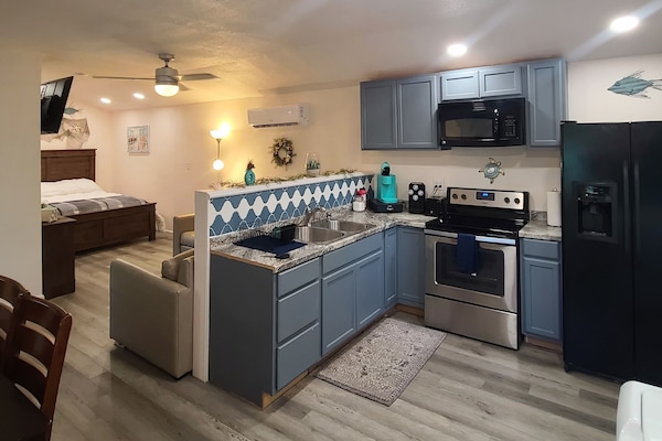 Frigorifero, microonde, forno, piano cottura