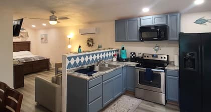Cute little costal cabin. One mile from Lake Tenkiller. Private Spa/Hot Tub