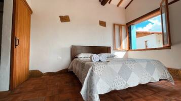 1 bedroom, desk, free WiFi, bed sheets