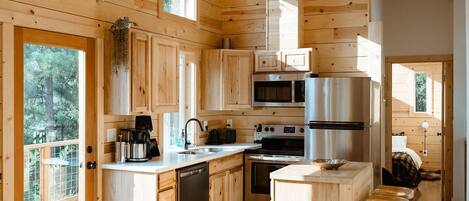 Kühlschrank, Mikrowelle, Ofen, Herdplatte