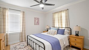 2 bedrooms, iron/ironing board, free WiFi, bed sheets - Cottage Row: Mason (Laurel)