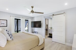 3 bedrooms, desk, iron/ironing board, travel crib