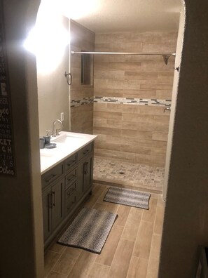 Kombinert dusj/badekar, hårføner, håndklær og såpe