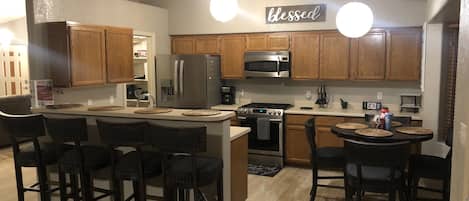 Geladeira, micro-ondas, fogão, cooktop