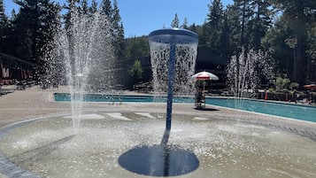 Alberca al aire libre y alberca climatizada