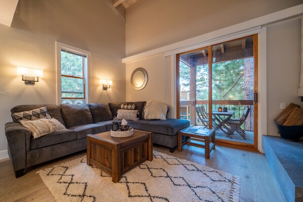 Smart TV, fireplace, computer monitors - Cozy mountain hideaway for hikers, skiers and chefs! (Truckee)