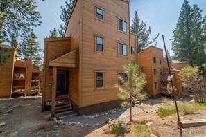 Exterior - Cozy mountain hideaway for hikers, skiers and chefs! (Truckee)