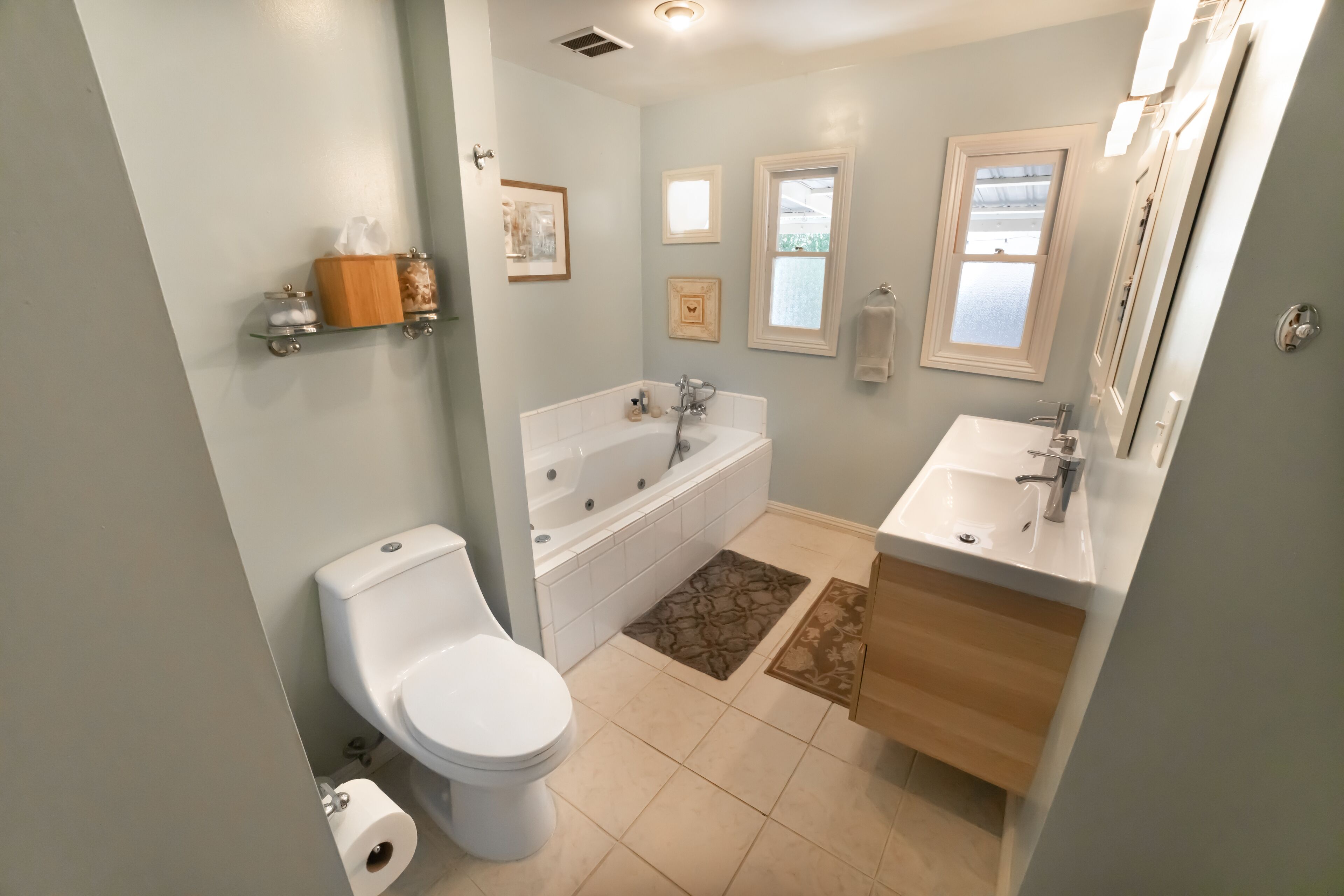 Dusche, Whirlpool, Haartrockner, Bidet