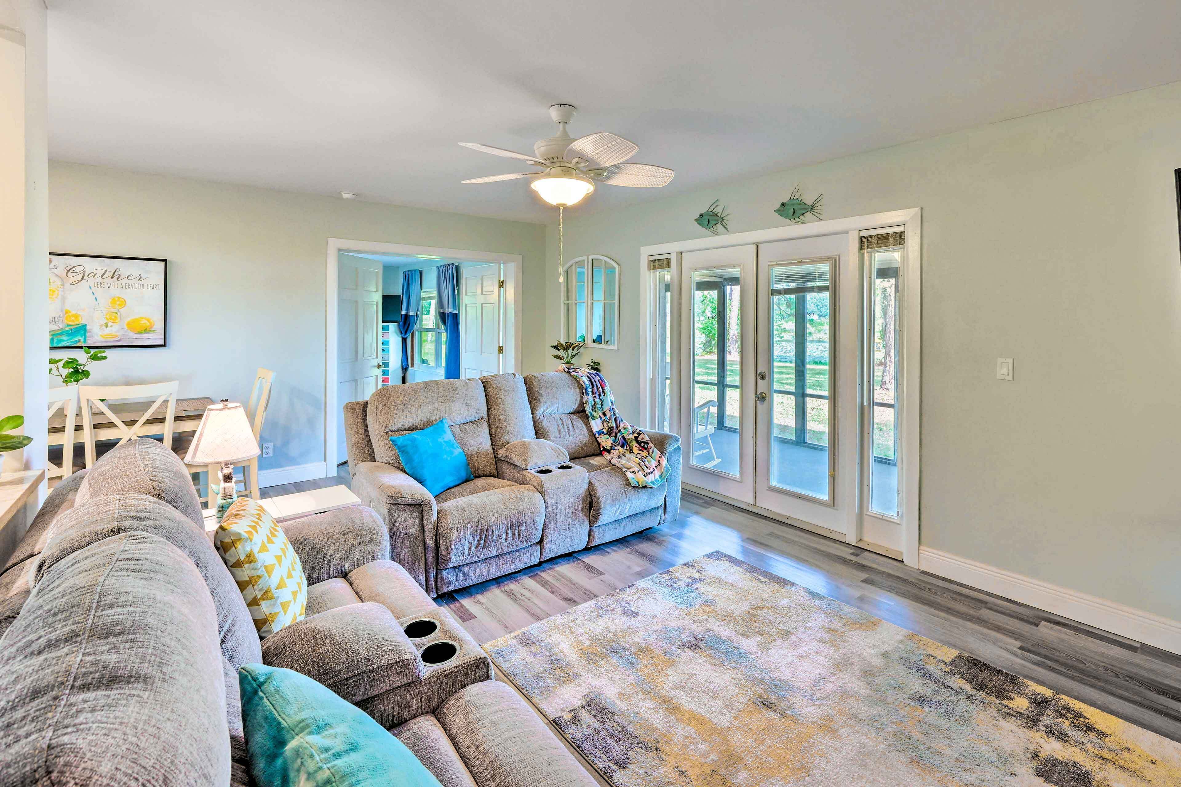 Lakeside Crescent City Cottage: Boat + Dock!