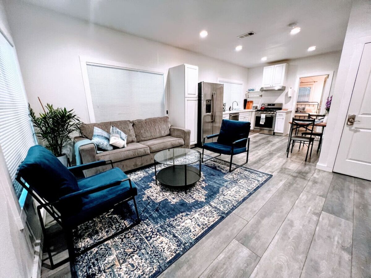 Luxurious New Uptown House - close to everything!