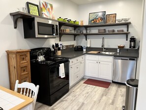 Fridge, microwave, oven, stovetop - Cute 1 bedroom "Ohana" 10 miles from Eugene (Creswell)