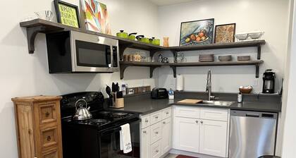 Cute 1 bedroom "Ohana" 10 miles from Eugene