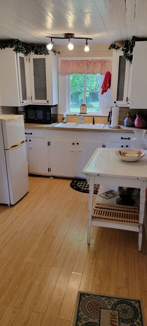 Réfrigérateur, micro-ondes, cafetière/bouilloire, grille-pain