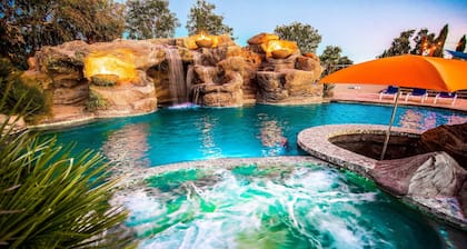 Mermaid by Avantstay Private Estate w/ Pool, Volleyball & Arcade!