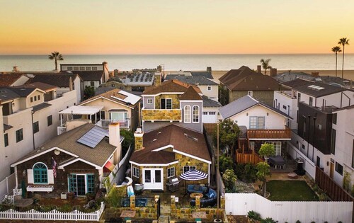 Sand Castle by Avantstay Beach House on Balboa Peninsula w/ Patio & Hot Tub
