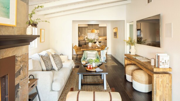 Ein modernes Wohnzimmer mit Sofa, Couchtisch und Essbereich.