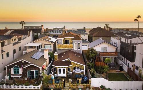 Sand Castle by Avantstay Beach House on Balboa Peninsula w/ Patio & Hot Tub