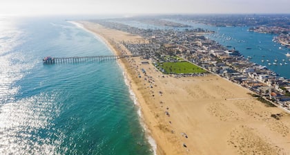 Sea Glass by Avantstay 5BR Unique Beach House on Balboa Peninsula w/ Patio