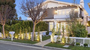 A two-story house with a front porch, a mailbox, and a well-maintained lawn. - Crystal Cove by Avantstay Gorgeous & Charming Newport Home! (Newport Beach)