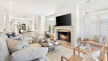 House (5 Bedrooms) | Interior