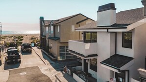 A coastal residential street with houses, a beach view, and a no parking sign. - O'neill I by Avantstay Coastal Paradise Steps From Beach Modern Decor (Newport Beach)